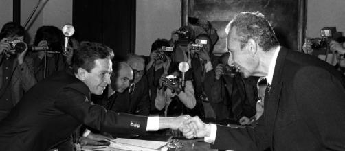 Enrico Berlinguer, segretario del Partito Comunista (a sinistra), e Aldo Moro, presidente della Democrazia Cristiana.