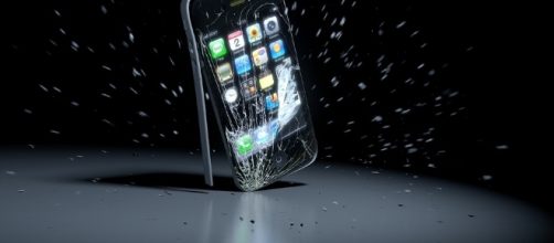 IPhone 7, il video della proca con il martello.