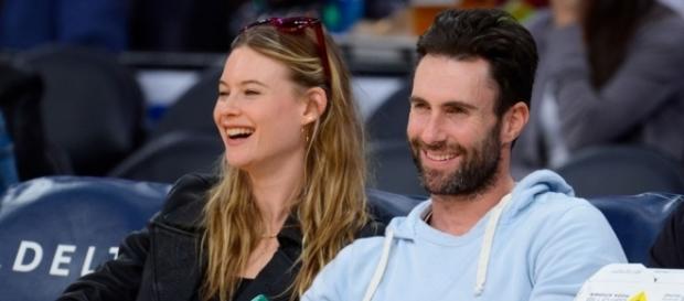 Adam Levine e Behati Prinsloo ad una partita dell'NBA Adam Levine e Behati Prinsloo ad una partita dell'NBA