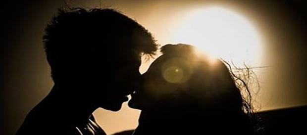 Bom mesmo é aquele beijo que encaixa com o do parceiro. Bom mesmo é aquele beijo que encaixa com o do parceiro.