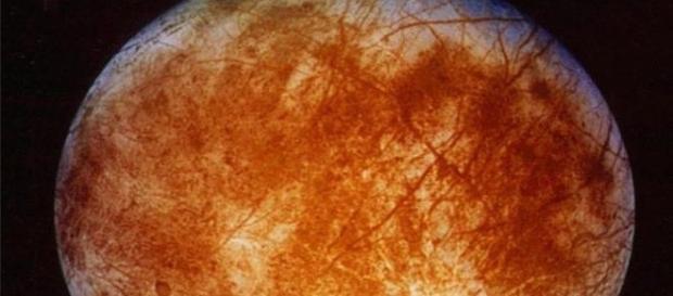 Europa fotografada pela sonda Galileu em 1996 (AP) Europa fotografada pela sonda Galileu em 1996 (AP)