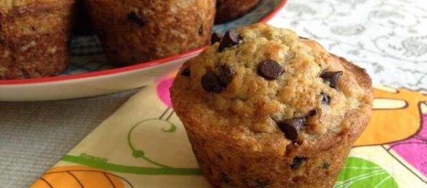 Los muffins de plátano y chocolate van bien a cualquier hora del día Los muffins de plátano y chocolate van bien a cualquier hora del día