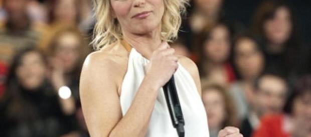 Maria De Filippi concede un ballo al tronista gay. Maria De Filippi concede un ballo al tronista gay.