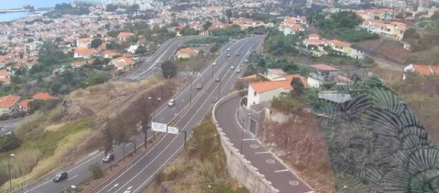 Mulher ferida na sequência de um acidente de viação. Mulher ferida na sequência de um acidente de viação.