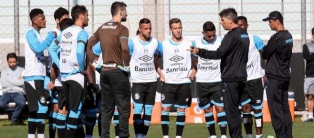 Renato Gaúcho conversa com grupo de jogadores durante o treinamento Renato Gaúcho conversa com grupo de jogadores durante o treinamento