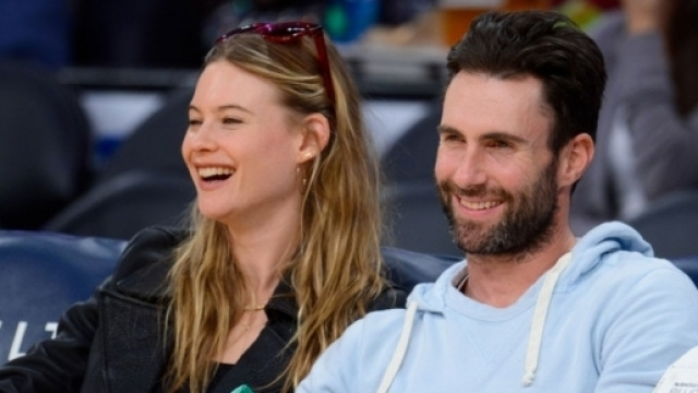 Adam Levine e Behati Prinsloo ad una partita dell'NBA