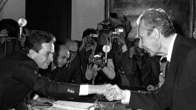 Enrico Berlinguer, segretario del Partito Comunista (a sinistra), e Aldo Moro, presidente della Democrazia Cristiana.