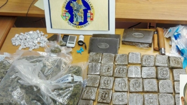 La droga sequestrata dalla Polizia. Nella foto piccola Alessio Lilliu.