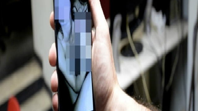 Pozzuoli, ragazza ripresa durante un rapporto orale.