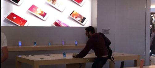 Il cliente francese distrugge l'Apple store