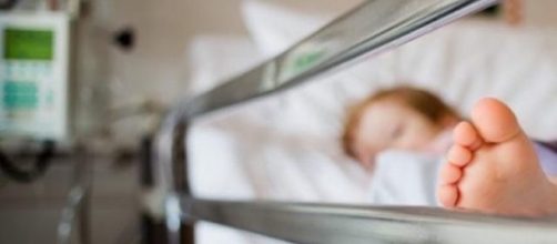 La bambina è stata ricoverata all’ospedale Maggiore.