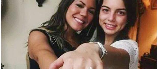 A noiva, Emma, exibindo seu anel de noivado, com uma amiga A noiva, Emma, exibindo seu anel de noivado, com uma amiga