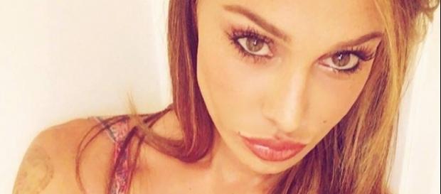 Belen Rodriguez difende la sua famiglia dopo la lite tra suo padre e Stefano De Martino. Belen Rodriguez difende la sua famiglia dopo la lite tra suo padre e Stefano De Martino.