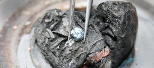 Ceneri del caro defunto trasformato in un diamante Ceneri del caro defunto trasformato in un diamante