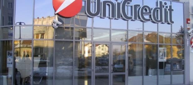 Continua la politica di esternalizzazioni in UniCredit Continua la politica di esternalizzazioni in UniCredit