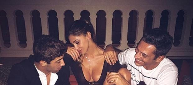 Da sinistra Andrea Iannone, Belen ed il fratello della Rodriguez. Da sinistra Andrea Iannone, Belen ed il fratello della Rodriguez.