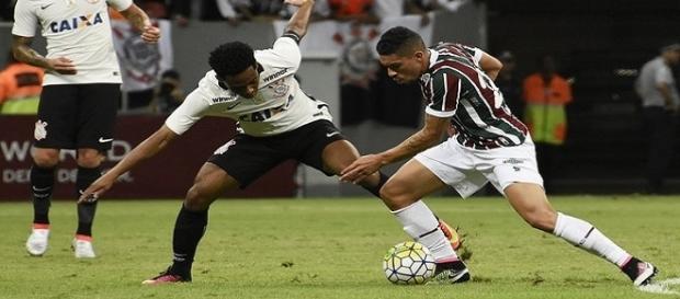 Douglas (com a bola) e Elias na vitória do Fluminense sobre o Corinthians pelo Brasileirão de 2016 (Foto: Globoesporte) Douglas (com a bola) e Elias na vitória do Fluminense sobre o Corinthians pelo Brasileirão de 2016 (Foto: Globoesporte)