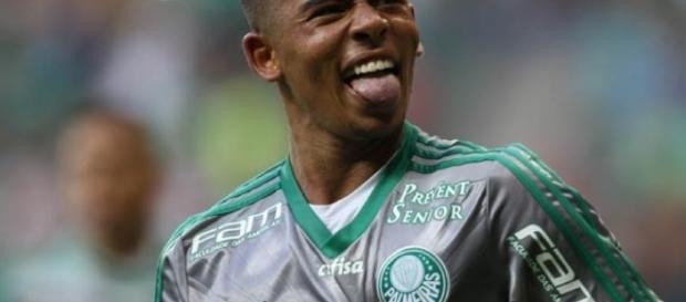 Gabriel Jesus comemora gol com a camisa do Verdão Gabriel Jesus comemora gol com a camisa do Verdão