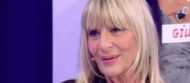 Gemma e Marco, Gianni critica la dama per le foto sui giornali. Gemma e Marco, Gianni critica la dama per le foto sui giornali.