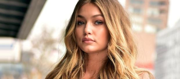 Gigi Hadid in gran forma a Milano, si presenta con un body oro Gigi Hadid in gran forma a Milano, si presenta con un body oro