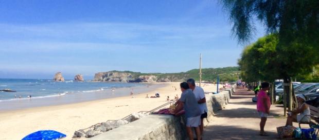 Hendaya, la ciudad fronteriza, remata concurrida hasta por grupos nudistas. Hendaya, la ciudad fronteriza, remata concurrida hasta por grupos nudistas.