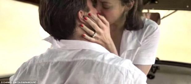 Le clip de promotion du film Allied fait la part belle aux scènes torrides réunissant Brad Pitt et Marion Cotillard Le clip de promotion du film Allied fait la part belle aux scènes torrides réunissant Brad Pitt et Marion Cotillard