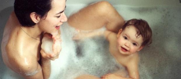 Mãe e filho tomando banho juntos Mãe e filho tomando banho juntos