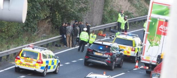 Șofer român prins de poliția britanică cu imigranți ilegali în camion Șofer român prins de poliția britanică cu imigranți ilegali în camion