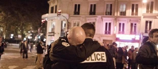 Zusammengebrochener Polizist beim Bataclan-Einsatz in Paris Zusammengebrochener Polizist beim Bataclan-Einsatz in Paris