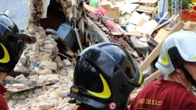 Frascati, crolla solaio: 75enne estratto dalle macerie