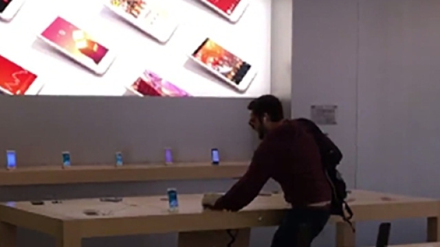 Il cliente francese distrugge l'Apple store
