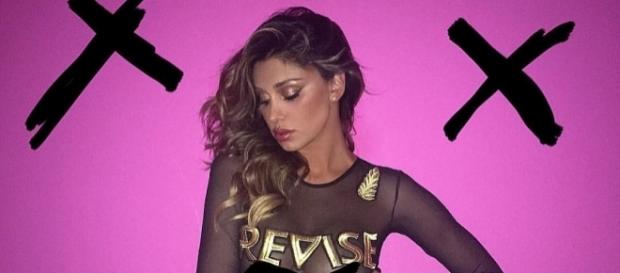 Belen Rodriguez in posa sensuale e seducente su Facebook Belen Rodriguez in posa sensuale e seducente su Facebook