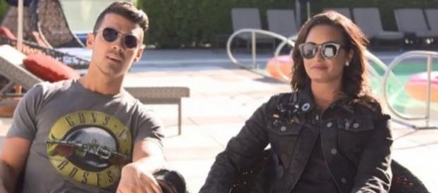 Demi Lovato e Nick Jonas durante la diretta. Demi Lovato e Nick Jonas durante la diretta.