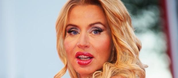 Festival di Venezia 2015, il red carpet di Valeria Marini: «Libera ... - vanityfair.it Festival di Venezia 2015, il red carpet di Valeria Marini: «Libera ... - vanityfair.it