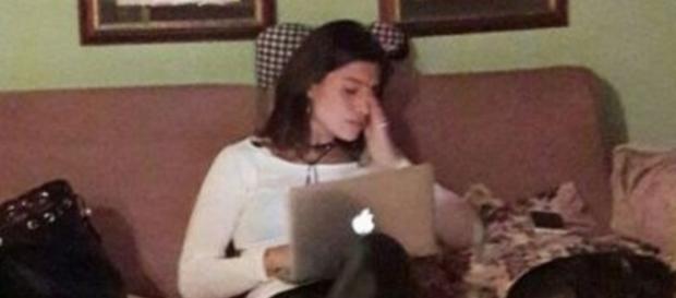 Ludovica Valli in lacrime davanti pc Ludovica Valli in lacrime davanti pc