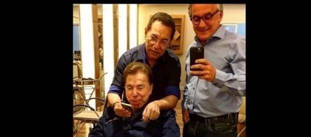 Silvio aparece com o rosto inchado em selfie. Silvio aparece com o rosto inchado em selfie.