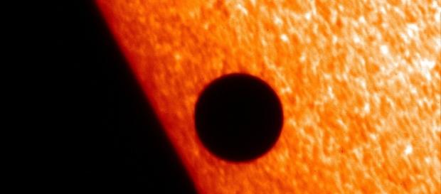 Soarele devenind o gigantică roșie și distrugând planetele din jur Soarele devenind o gigantică roșie și distrugând planetele din jur