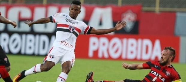 Três anos depois de flertar com o rebaixamento, Tricolor vive de novo o drama de lutar para permanecer na elite (Crédito: Rubens Chiri/saopaulofc.net) Três anos depois de flertar com o rebaixamento, Tricolor vive de novo o drama de lutar para permanecer na elite (Crédito: Rubens Chiri/saopaulofc.net)