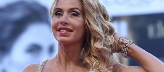 Valeria Marini si sta avvicinando pericolosamente a Stefano Bettarini Valeria Marini si sta avvicinando pericolosamente a Stefano Bettarini