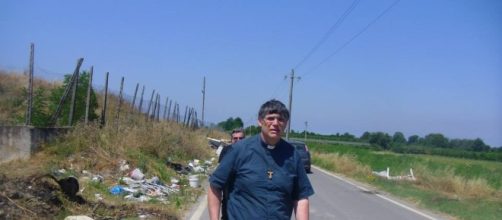 Il parroco di Caivano insieme ai volontari della terra dei fuochi