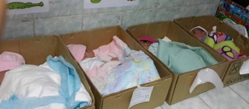 Venezuela, neonati in scatoloni di carta: mancano le culle