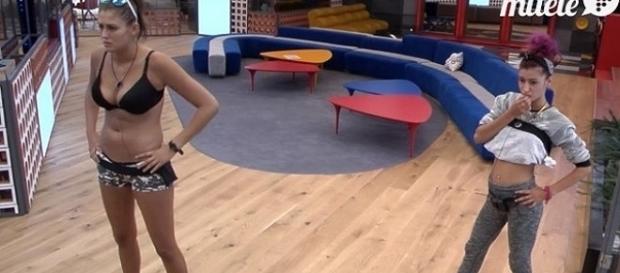 Clara y Bea se enervan cuando ven a Meritxell, Adara, Bárbara y Cande llenarse el estómago. Clara y Bea se enervan cuando ven a Meritxell, Adara, Bárbara y Cande llenarse el estómago.