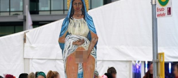 Gegendemo der Antifa mit einer masturbierenden Madonna / Foto: Antifa Berlin Gegendemo der Antifa mit einer masturbierenden Madonna / Foto: Antifa Berlin