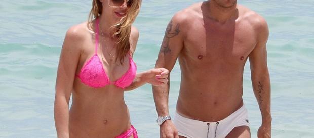 Ilary Blasi e Francesco Totti al mare. Ilary Blasi e Francesco Totti al mare.