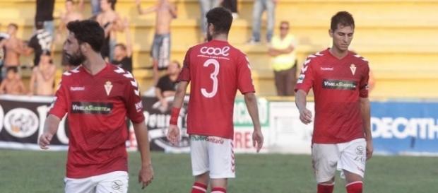 Jugadores del Real Murcia tras la derrota. | Imagen: LOF / La Verdad Jugadores del Real Murcia tras la derrota. | Imagen: LOF / La Verdad
