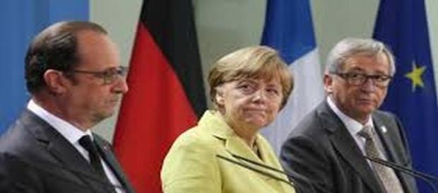 Juncker-Merkel-Hollande insieme al vertice di Berlino Juncker-Merkel-Hollande insieme al vertice di Berlino