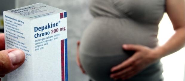 La prise de Dépakine augmente de 30 à 40% le risque pour le foetus de développer des troubles neurologiques. La prise de Dépakine augmente de 30 à 40% le risque pour le foetus de développer des troubles neurologiques.