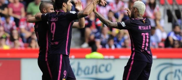 Rafinha celebrando su gol con Luis Suarez y Neymar Jr anotado ante el Sporting en el Molinón Rafinha celebrando su gol con Luis Suarez y Neymar Jr anotado ante el Sporting en el Molinón