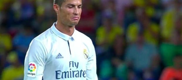 El enfado de Cristiano Ronaldo al ser sustituido - lavanguardia.com El enfado de Cristiano Ronaldo al ser sustituido - lavanguardia.com
