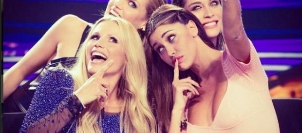 Michelle Hunziker e Belen Rodriguez alla conduzione di Striscia. Michelle Hunziker e Belen Rodriguez alla conduzione di Striscia.